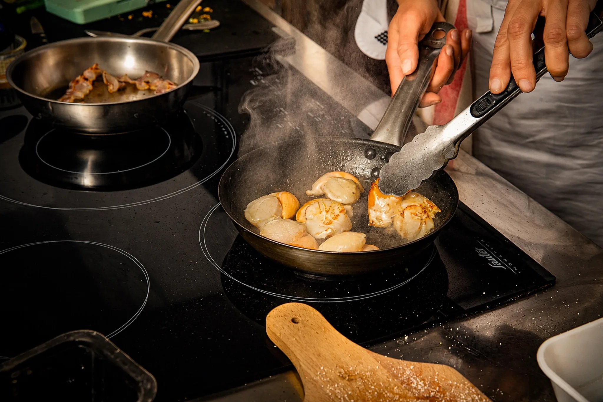 Crème de panais et saint jacques ventrèche grillées et ail noir