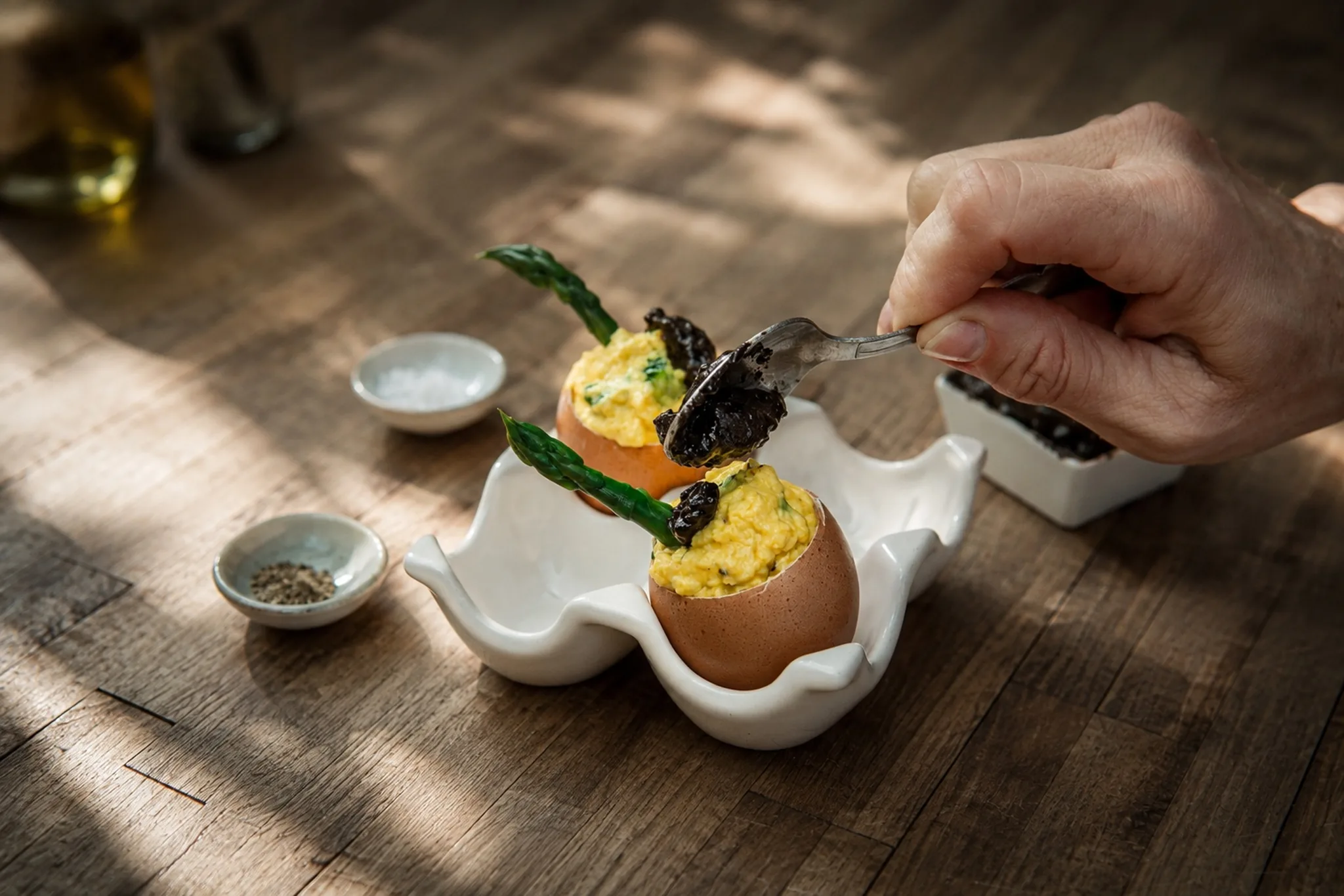 Oeufs brouillés à l’ail noir