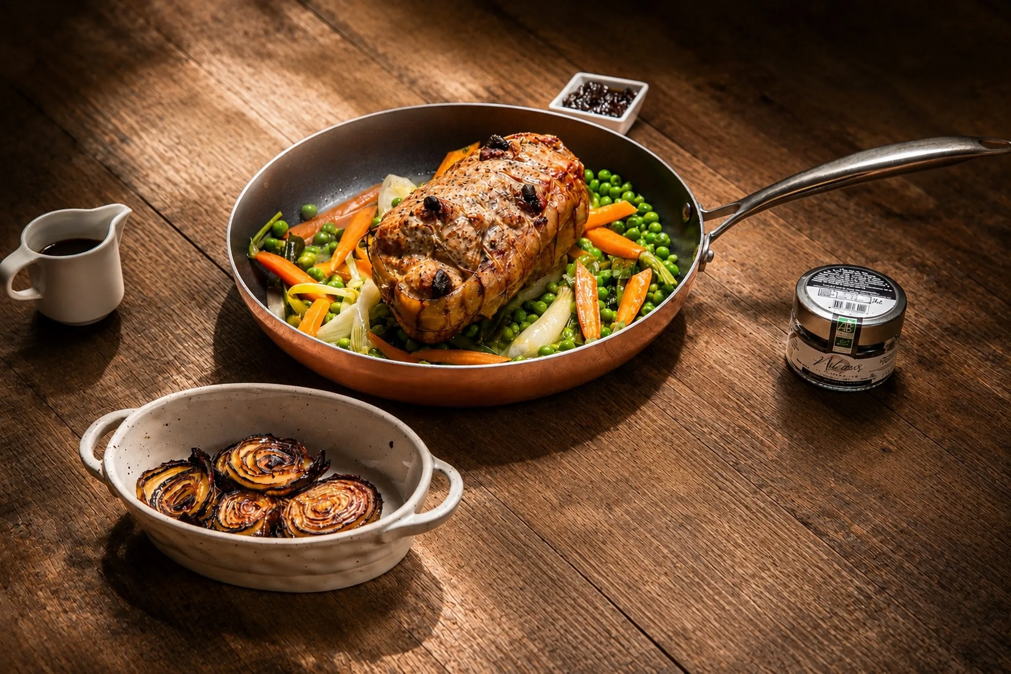 Quasi de veau piqué à l’ail noir, petits pois, purée d’ail noir, oignon à la moutarde, ail, miel