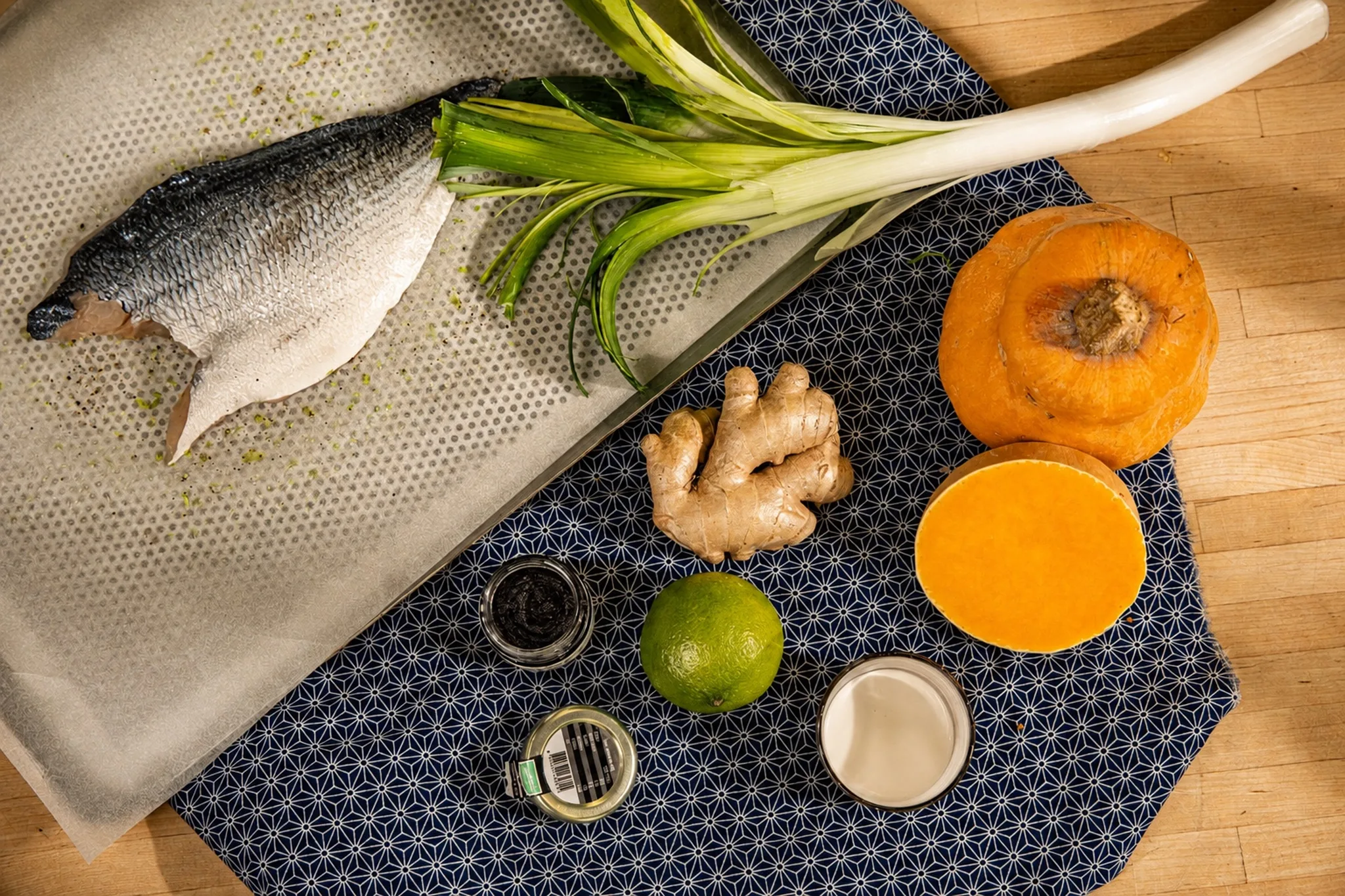 Filet de daurade, étuvée de blancs de poireaux au lait de coco, gingembre, potimarron et butternut rôtis, émulsion d’ail noir.